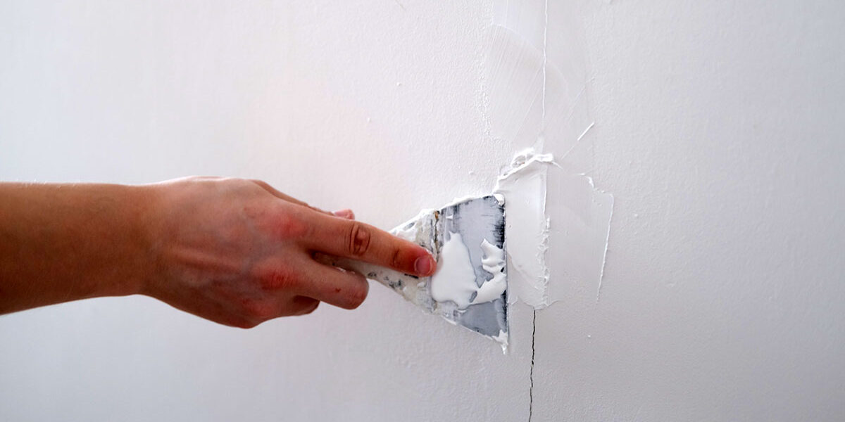 ¿Cómo tapar y resanar las grietas de las paredes?
