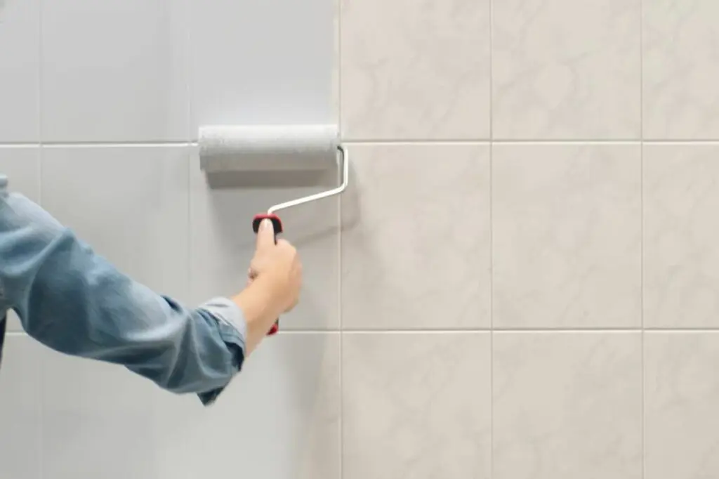 Cómo pintar azulejos de baño y cocina paso a paso (y que la pintura no salte).