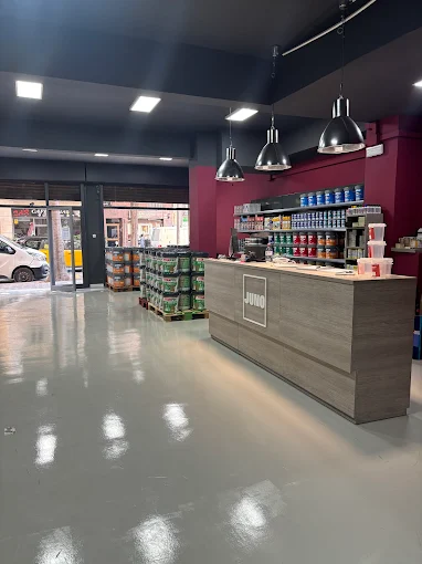 Interior de la tienda Servicat Pintura Tienda en Barcelona Sagrada Familia 1